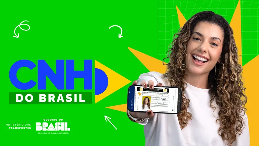Mulher apresentando a CNH Digital do Brasil